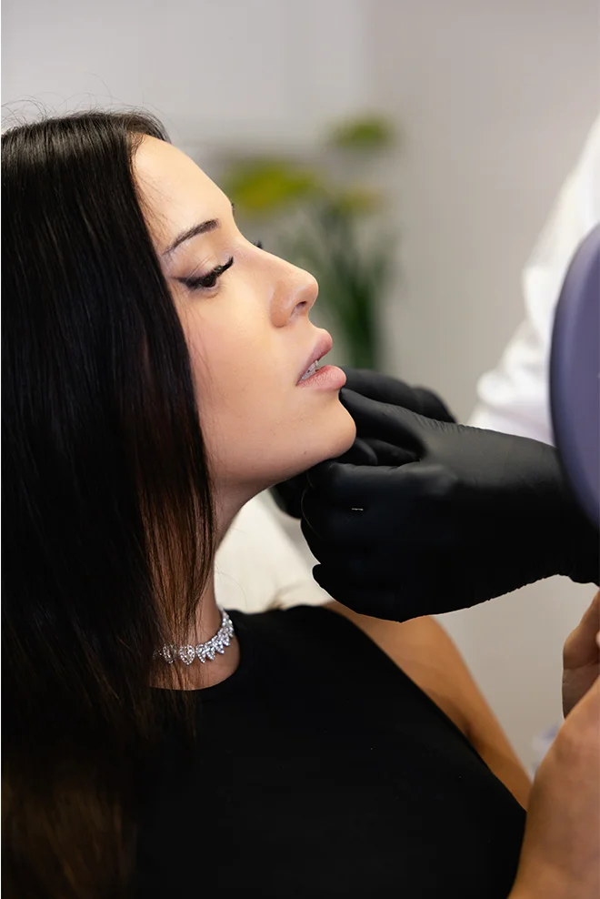 Paciente durante tratamiento de estética en Manresa