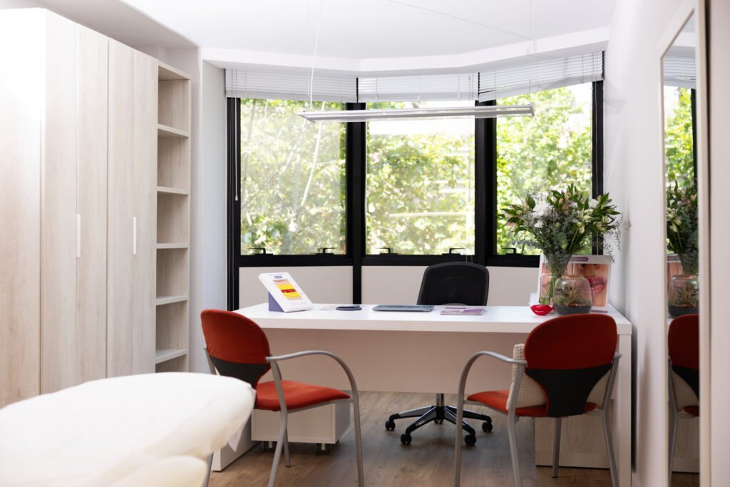 Sala de la clínica, con camilla y estantería de material