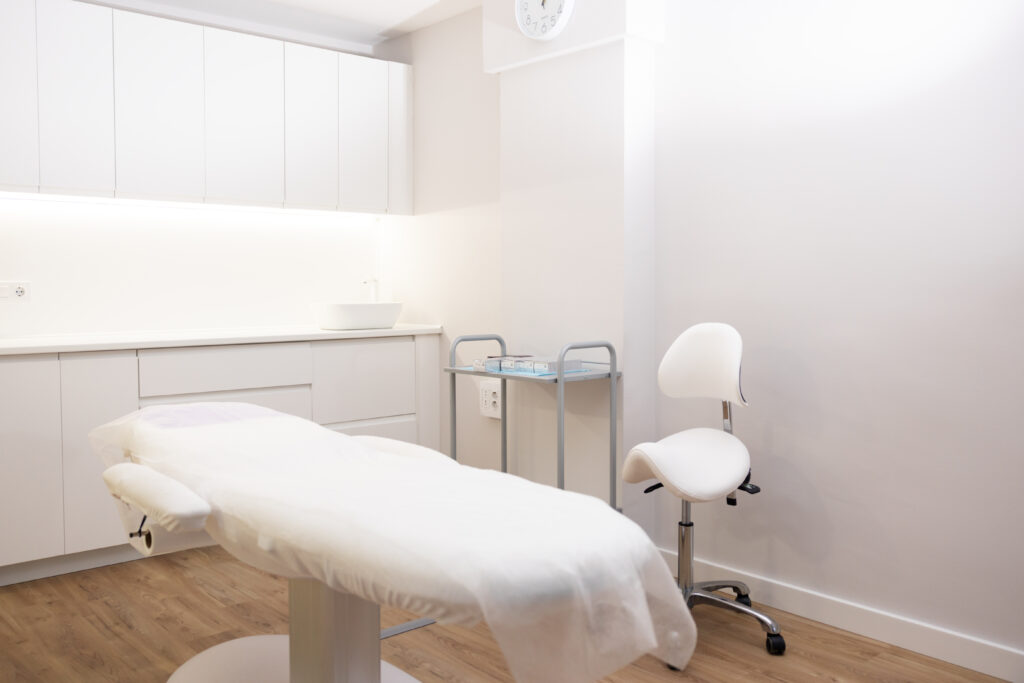 Sala de tratamiento de Irina Clinic, con la camilla preparada