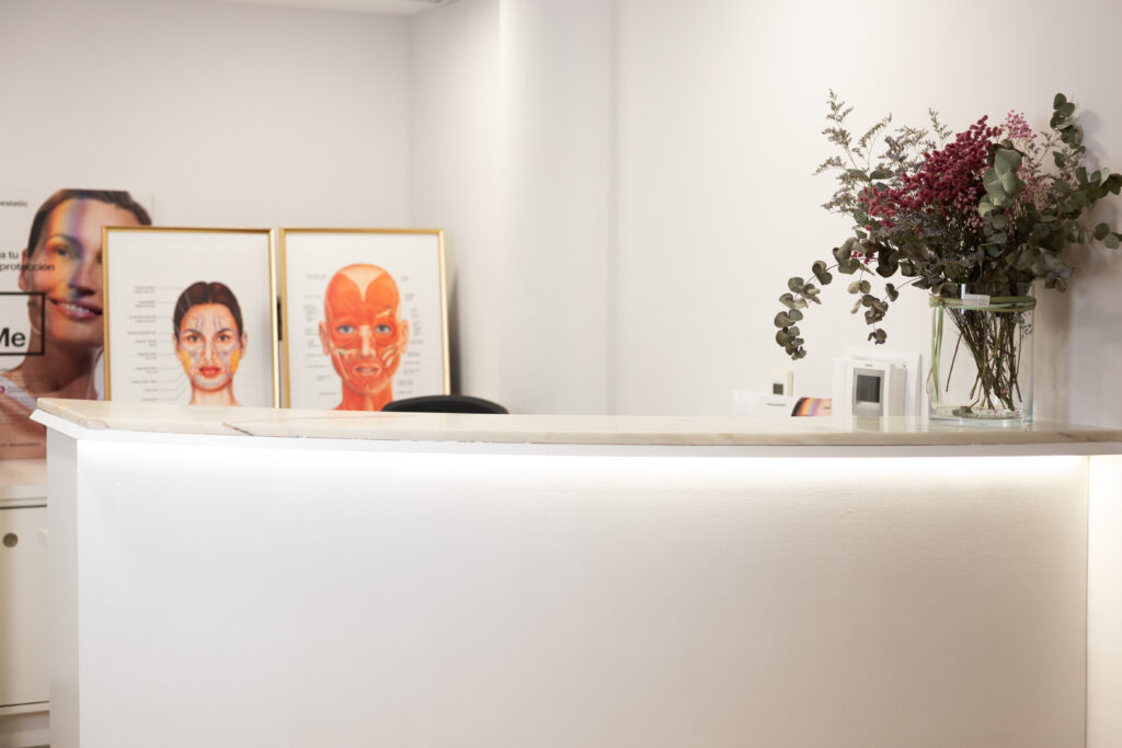Recepción de Irina Clinic, con flores y luz cálida