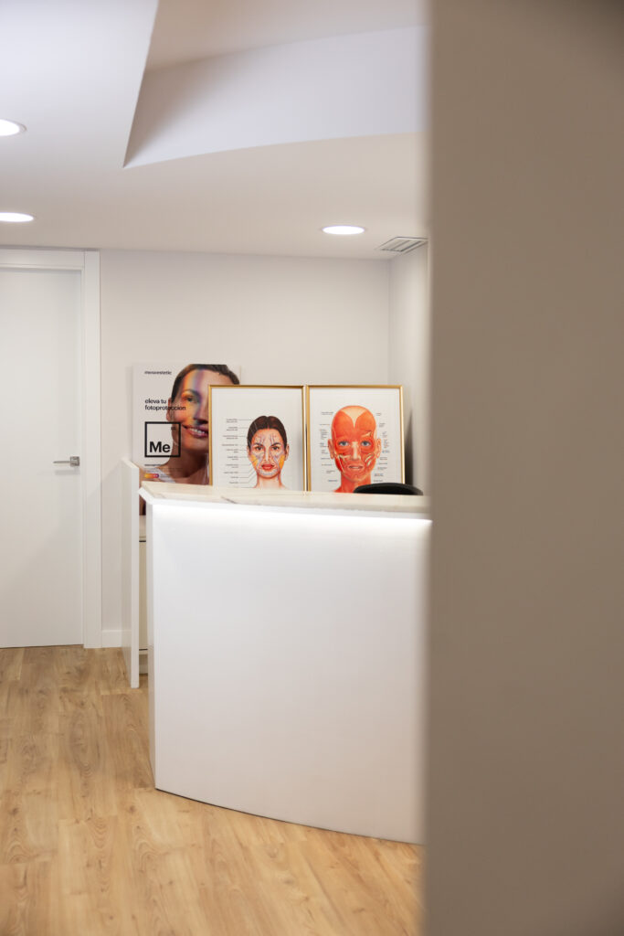 Interior de Irina Clinic, con la recepción iluminada