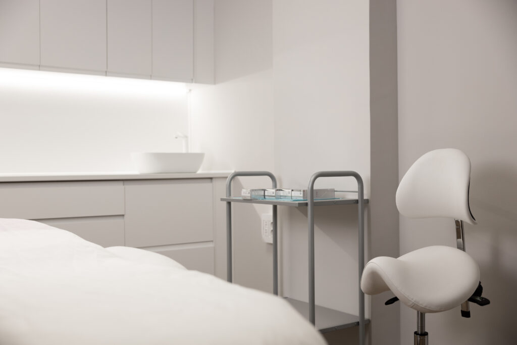 Sala de tratamiento de la clínica, con camilla y luz indirecta