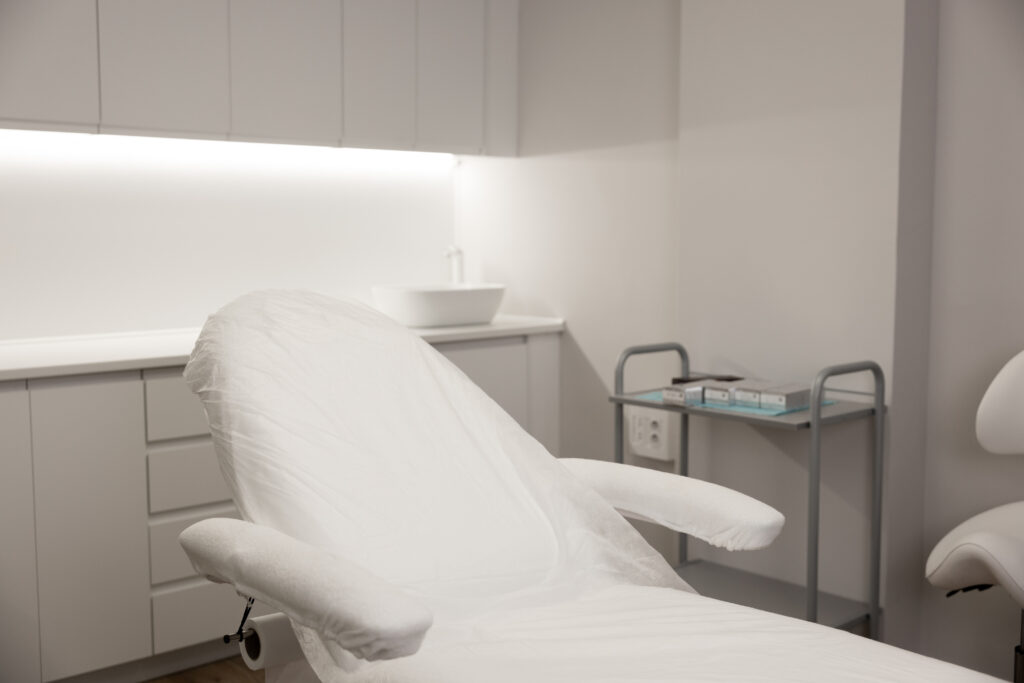 Sala de tratamiento de Irina Clinic, con la camilla lista