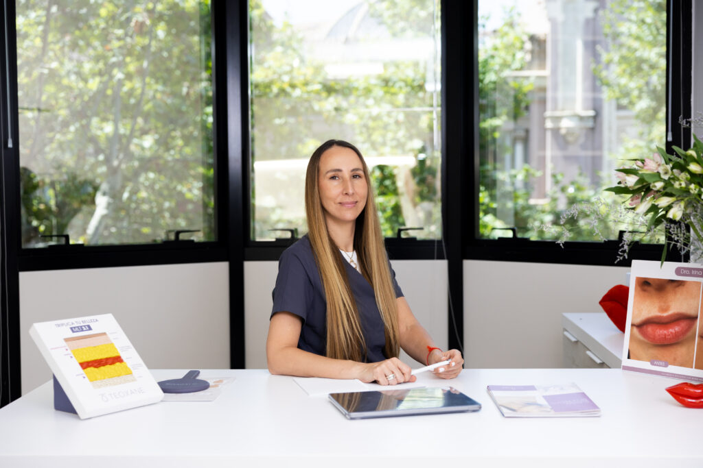 Consulta de valoración de Irina Clinic, con la doctora en su mesa