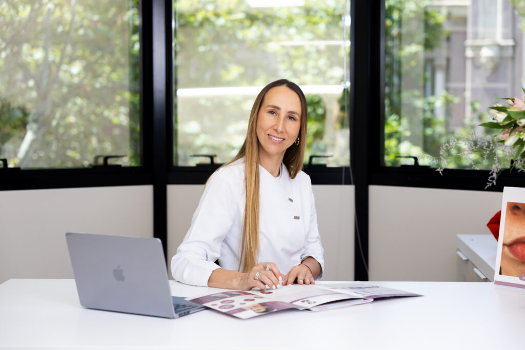 Consulta de Irina Clinic, con la doctora revisando documentación