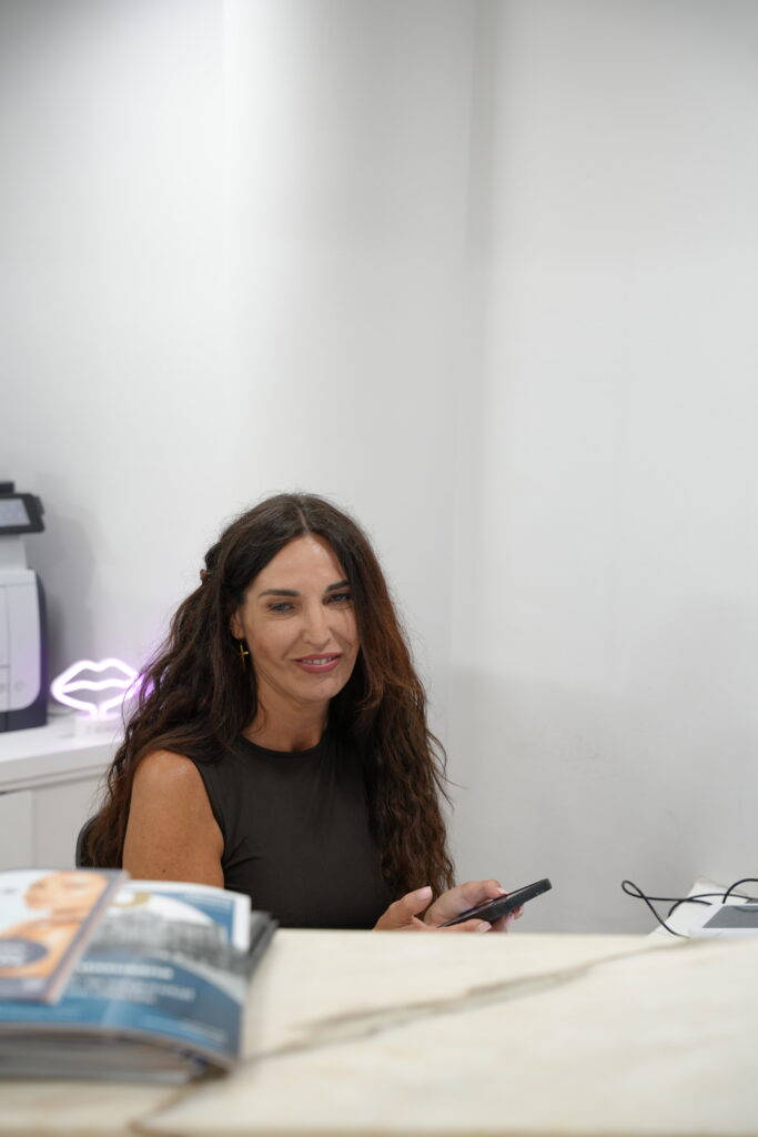 Paciente durante tratamiento de estética en Manresa