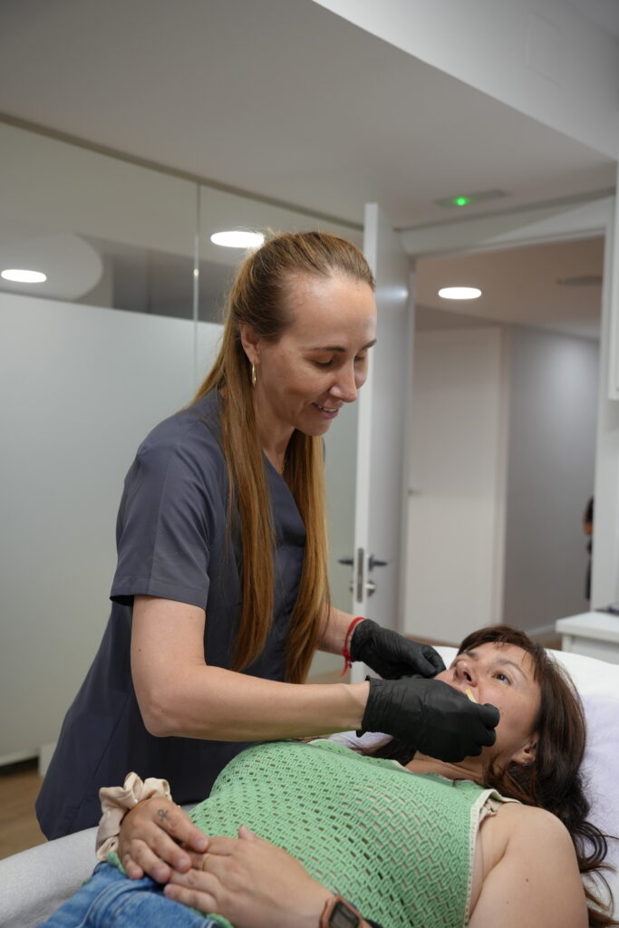 Primer plano del contorno ocular de una mujer adulta con mirada descansada