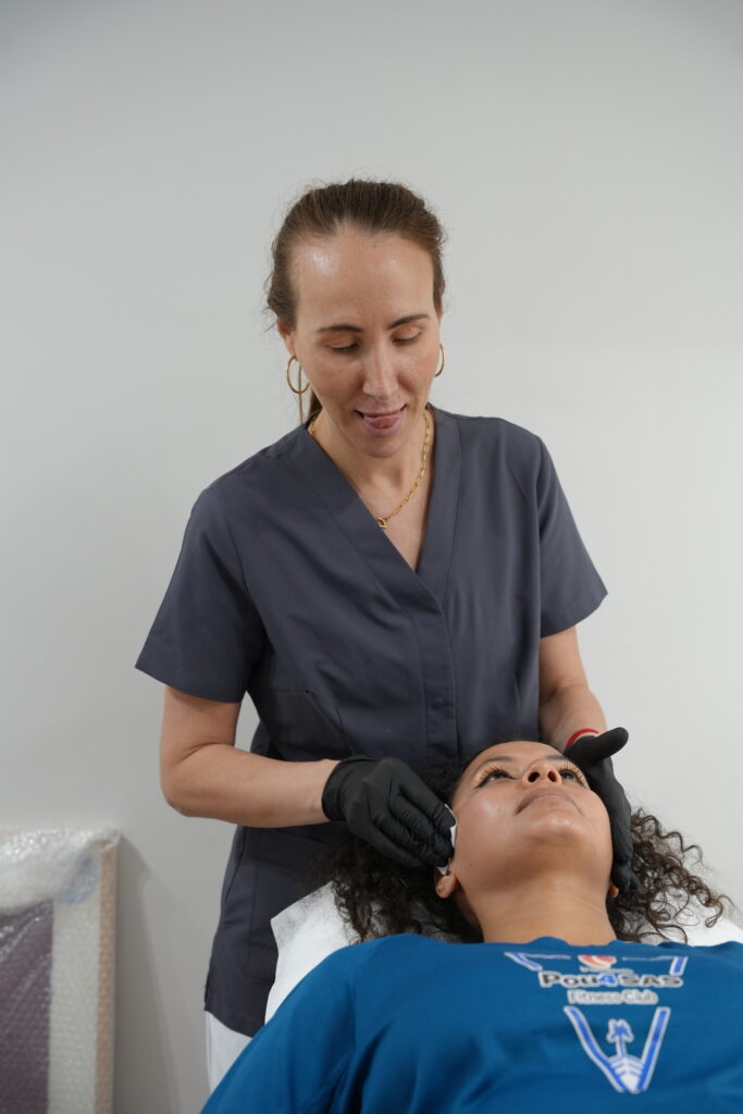 Primer plano de piel facial hidratada y luminosa con textura natural