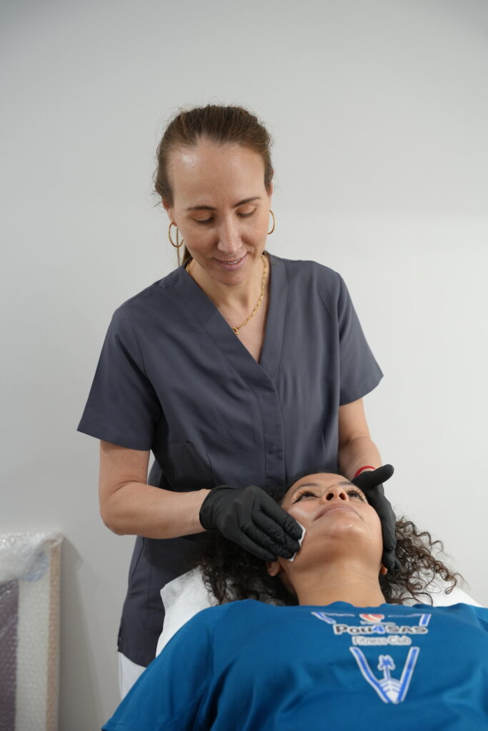 Aplicación clínica de un peeling químico con pincel sobre la mejilla