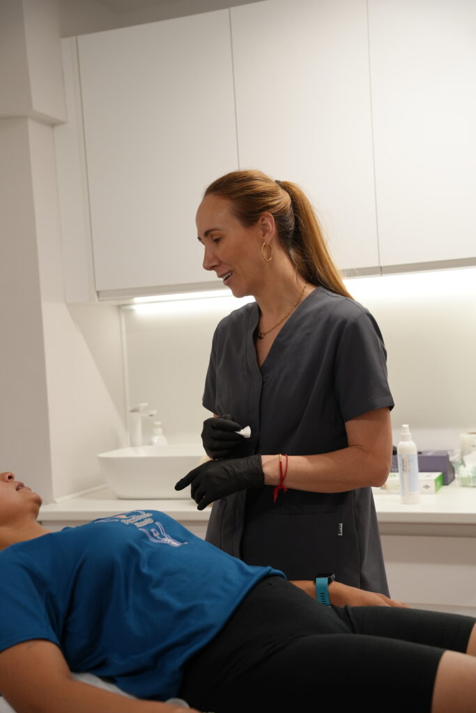 Preparación de un tratamiento revitalizante facial con ampollas neutras