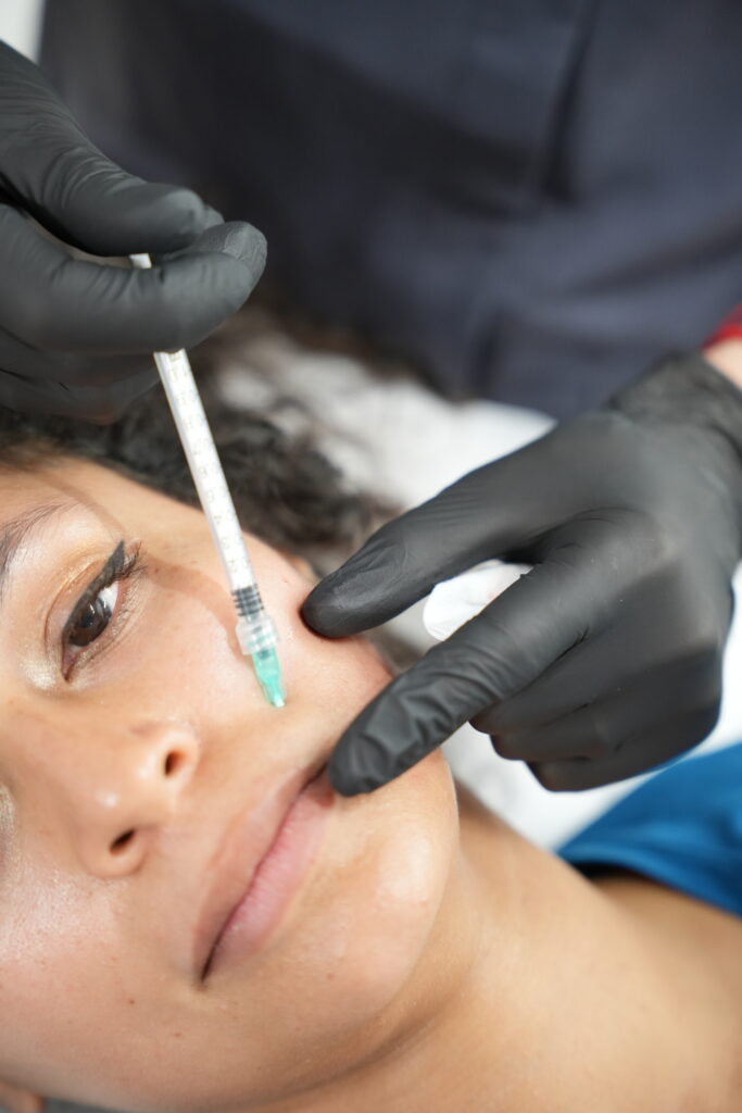 Mujer adulta con sonrisa suave en una imagen centrada en el tercio medio facial