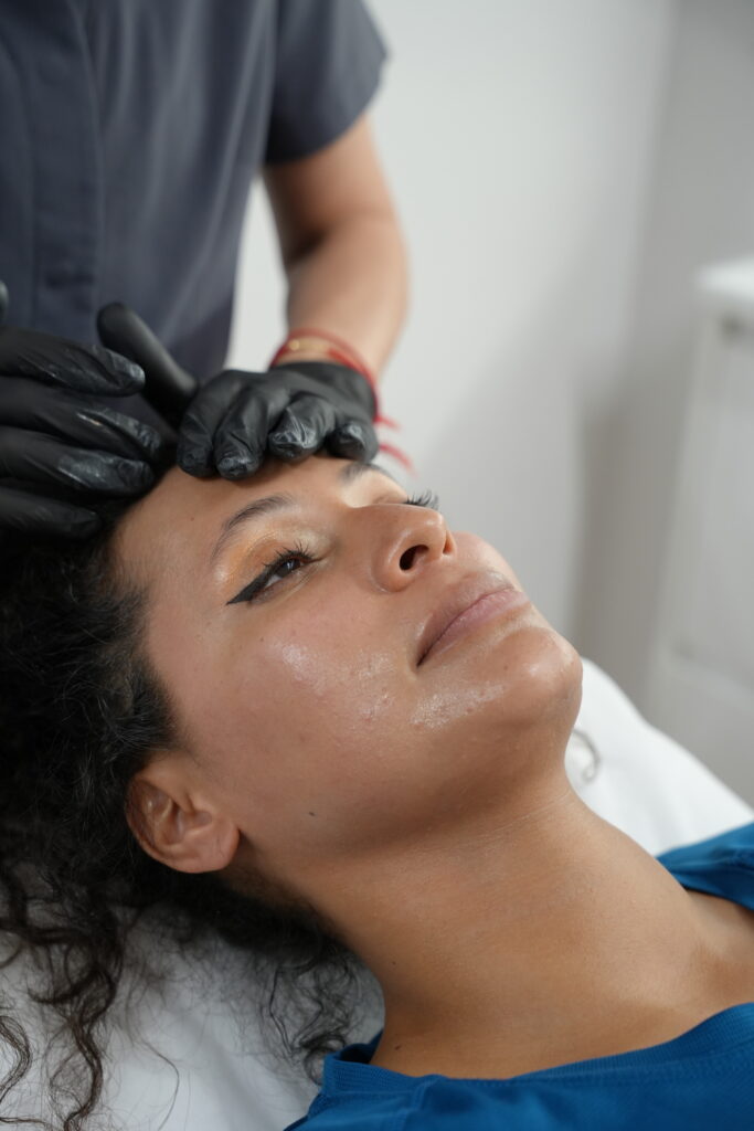 Retrato de una mujer adulta con expresión relajada y aspecto natural