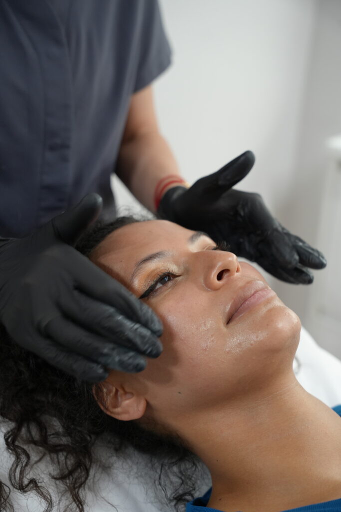 Exploración de la línea mandibular durante la valoración