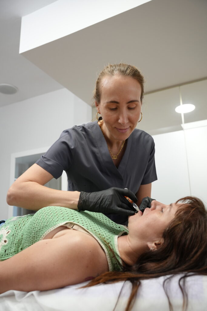 Retrato facial de una mujer adulta con piel luminosa y textura natural
