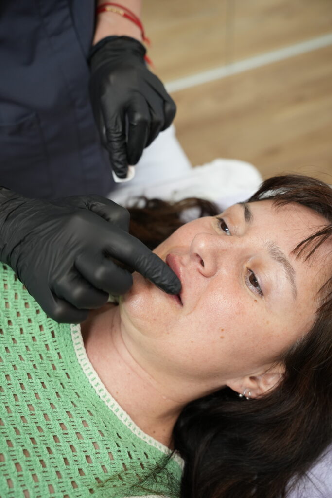 Primer plano del tercio inferior del rostro de una mujer madura